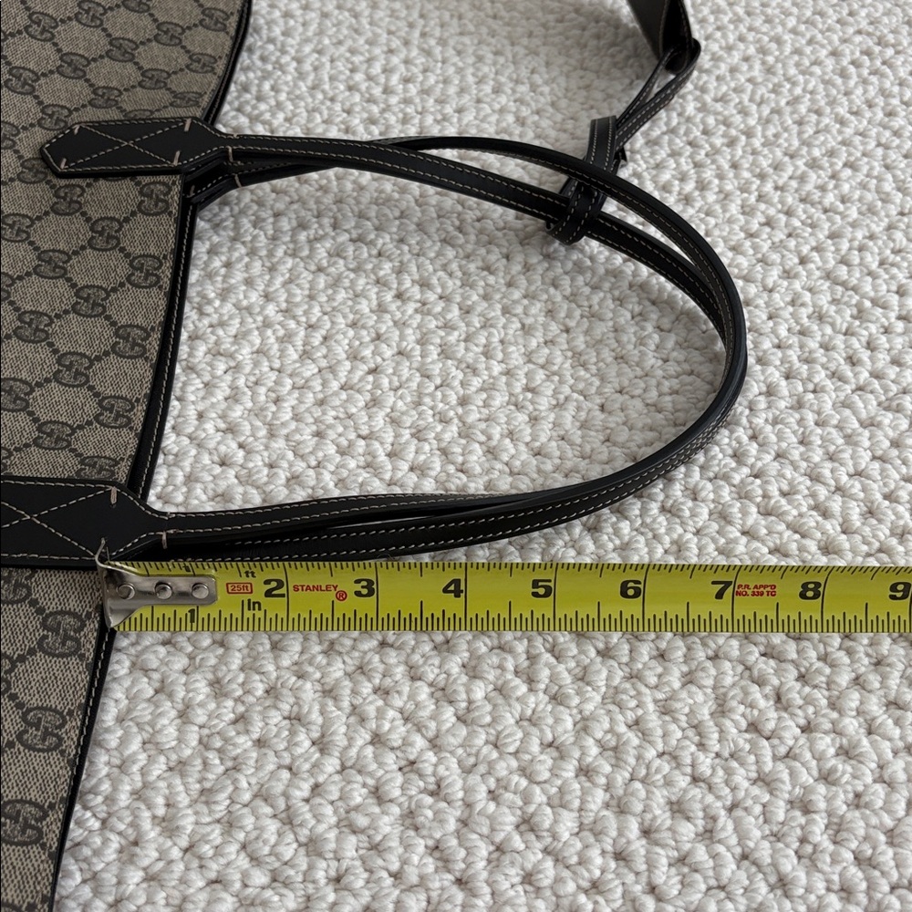 Gucci Beige and Black Signature Reversible Tote - Picture 13 of 15